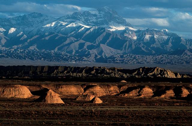 点燃嘉峪关戈壁夜跑显豪情！冰球突破游戏炫酷！烽火连城(图2)