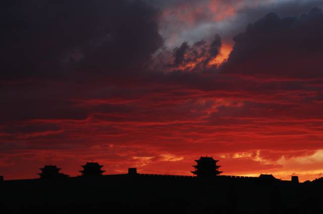 点燃嘉峪关戈壁夜跑显豪情！冰球突破游戏炫