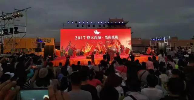 点燃嘉峪关戈壁夜跑显豪情！冰球突破游戏炫酷！烽火连城(图8)